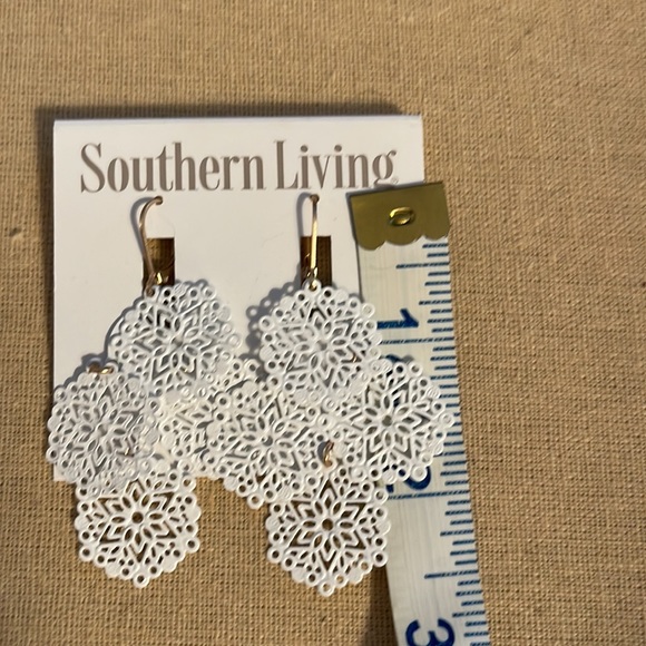 NWT Southern Living white earrings with lever back closure - Picture 3 of 3